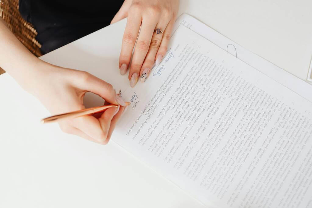 Hand schrijft op advies- en instemmingsaanvraag voor de ondernemingsraad
