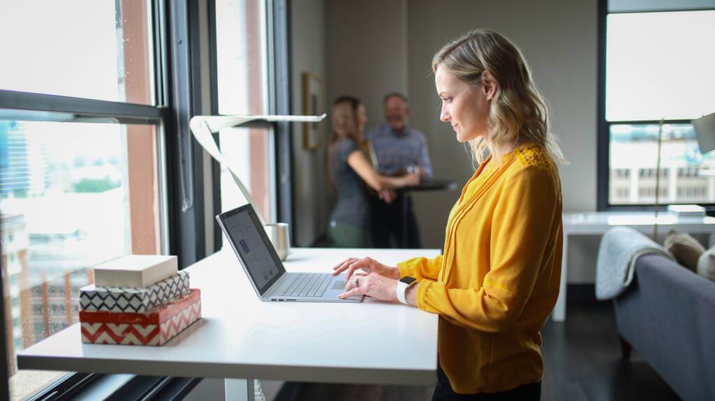 standing desk 7349895 1920