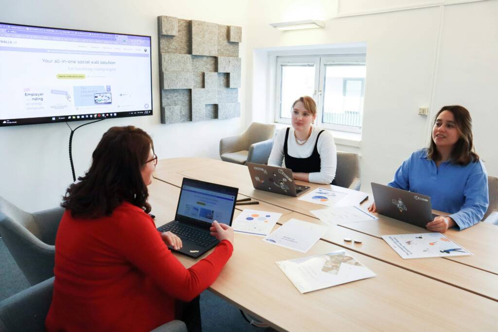 Ondernemingsraad in overleg over medezeggenschap, adviesrecht en instemmingsrecht binnen de organisatie.